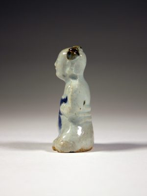 Qing_Porcelain_Seated_Boy_3