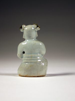 Qing_Porcelain_Seated_Boy_4