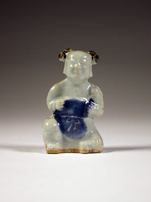 Qing_Porcelain_Seated_Boy_8